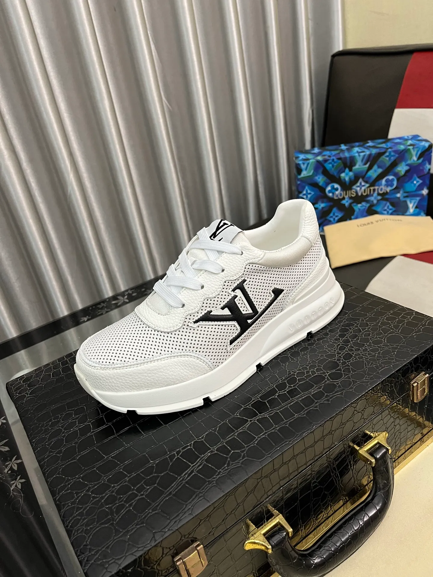 Men's shoes 💰440⌚️⌚️【LOUlS VUlTTON】Louis Vuitton ~ unique and casual style. LV counter purchasing 🏃casual shoes😍😍 are on sale at the men's counter at the same time. Italian imported brands select top-layer Italian cowhide. 🐑Sheepskin lining (refuses to discolor and rub feet) Sole: Original sole specially provided by the original factory 🎬Better in kind Code number: 38-446⃣️Color selection